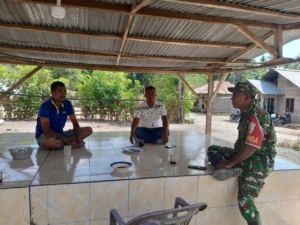 Babinsa Koramil 1602-04/Maurole Laksanakan Komsos dan Pengamanan Wilayah di Desa Ragalaka