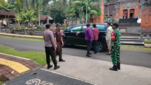 TNI-Polri dan Relawan Bersatu Sukseskan Pengamanan Acara Pernikahan di Jembrana