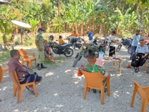 Babinsa Koramil 1602-04/Maurole Tingkatkan Keamanan dan Kebersihan Desa Niranusa