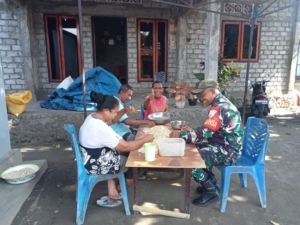 Babinsa Ramil 1602-01/Ende Perkuat Kamtibmas dan Kedekatan dengan Warga Mautapaga