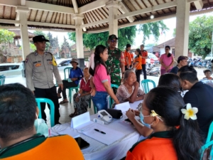Wujud Kepedulian Babinsa, Dampingi Pemeriksaan Kesehatan Gratis di Desa Sidan