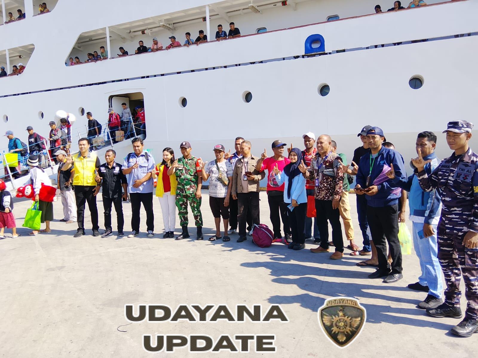 Tingkatkan Keamanan Wilayah, Babinsa Kawal Aktivitas di Pelabuhan Lewoleba