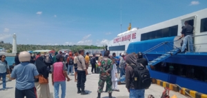 Babinsa Koramil 1627-01/Ba’a Pantau Keamanan Arus Penumpang di Pelabuhan Ba’a