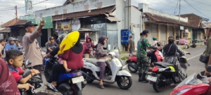 Babinsa Sertu Suparjo dan Bhabinkamtibmas Jamin Keamanan Karnaval Anak Sambut Hari Pahlawan di Jembrana