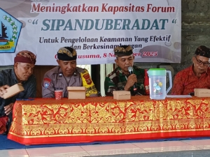 Babinsa Koramil 1617-03/Melaya dan Bhabinkamtibmas menjadi Narasumber utama dalam kegiatan penguatan keamanan desa.