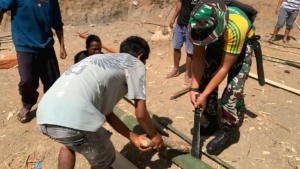 Satgas Pamtas Pos Lakmars Gelar Karya Bakti Jelang Acara Adat Sambut Baru di Desa Lakmaras