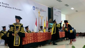 Tunjukkan Kepedulian terhadap Pendidikan, Perwira Kodim 1601/Sumba Timur Hadiri Wisuda Unkriswina Sumba