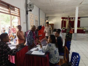 Ikut Dukung Kesejahteraan Masyarakat, Babinsa Pantau Penyaluran Bantuan PKH