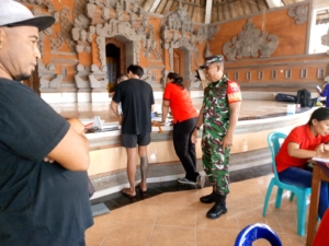 Babinsa Saba Dukung Posyandu, Wujudkan Masyarakat Sehat dan Sejahtera  Pantau Tumbuh Kembang Balita dan Lansia, Babinsa Hadir di Tengah Warga  Babinsa Desa Saba Dorong Kesadaran Warga Jaga Kesehatan Melalui Posyandu  Wujud Kepedulian Babinsa, Kawal Program Kesehatan di Desa Binaan  Babinsa Bersama Kader Posyandu Cegah Stunting dan Tingkatkan Kesehatan Lansia  Gianyar – Blahbatuh, Sabtu (8/11/2025) dalam rangka mendukung terwujudnya kesehatan masyarakat, Babinsa Desa Saba Koramil 1616-04/Blahbatuh Pelda I Wayan Yasa melaksanakan monitoring kegiatan Posyandu Balita dan Lansia (Siklus Hidup) yang bertempat di Balai Banjar Banda, Desa Saba, Kecamatan Blahbatuh, Kabupaten Gianyar.  Kegiatan Posyandu Siklus Hidup yang rutin dilaksanakan setiap bulan ini bertujuan untuk memantau pertumbuhan dan perkembangan balita, mulai dari penimbangan berat badan, pengukuran tinggi badan, hingga lingkar kepala. Langkah ini dilakukan guna mencegah terjadinya kekurangan gizi dan stunting pada anak-anak di wilayah Desa Saba.  Sementara itu, bagi para lansia, kegiatan meliputi pemeriksaan tekanan darah, kadar gula darah, serta pemeriksaan kesehatan umum, yang dilanjutkan dengan pemberian obat-obatan dan vitamin sesuai hasil pemeriksaan untuk menjaga daya tahan tubuh.  Dalam kesempatan tersebut, Babinsa Pelda I Wayan Yasa menyampaikan bahwa kehadirannya merupakan bentuk dukungan TNI terhadap program pemerintah di bidang kesehatan masyarakat, sekaligus wujud kepedulian terhadap kesejahteraan warga di wilayah binaannya.  Hadir dalam kegiatan tersebut Ketua TP PKK Desa Saba, Mahasiswa Poltekkes Denpasar, Petugas Puskesmas Pembantu Desa Saba Ni Nyoman Sri Astuti Amd. Keb. dan Ni Putu Buni Sriani Amd. Keb., Pendamping Kader Posyandu Lansia Nyoman Latriani beserta anggota, Bina Keluarga Balita (BKB) I Ketut Merry beserta staf, serta Pendamping Posyandu Balita Ni Kadek Dwi Asrat Maningsih S.Tr. Keb. dan Ni Wayan Emy Amiti S.Kep.  “Melalui kegiatan Posyandu, kita berharap masyarakat semakin sadar pentingnya menjaga kesehatan sejak dini, baik bagi balita maupun lansia, agar tercipta keluarga yang sehat dan sejahtera,” ungkap Babinsa.  (Pendim 1616/Gianyar)