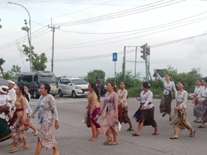 Tiga Pilar Di Desa Tojan Solid Kawal Upacara Penyineban Karya Di Pura Watu Klotok