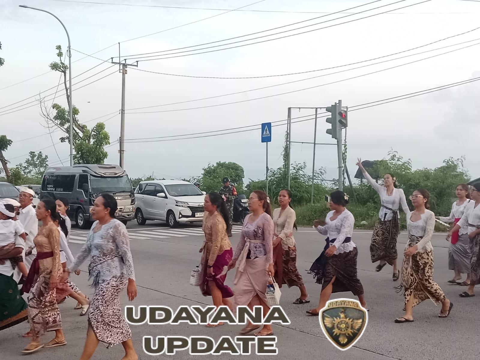 Tiga Pilar Di Desa Tojan Solid Kawal Upacara Penyineban Karya Di Pura Watu Klotok