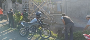 Sinergi TNI, Polri, dan Pemerintah Desa: Bersihkan Areal Kantor Desa Banjar yang Baru