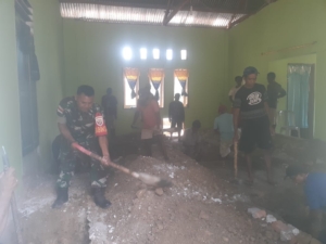 Pererat Kemanunggalan TNI dan Rakyat, Babinsa Miobar Gelar Kerja Bakti di Desa Haulasi