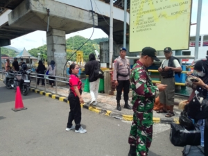 Ciptakan situasi aman dan kondusif, anggota jajaran Kodim 1623/Karangasem bersinergi periksa KTP Penumpang.