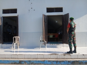 Babinsa Batutua Amankan Ibadah Minggu di Gereja GMIT Talitakumi Nggauk