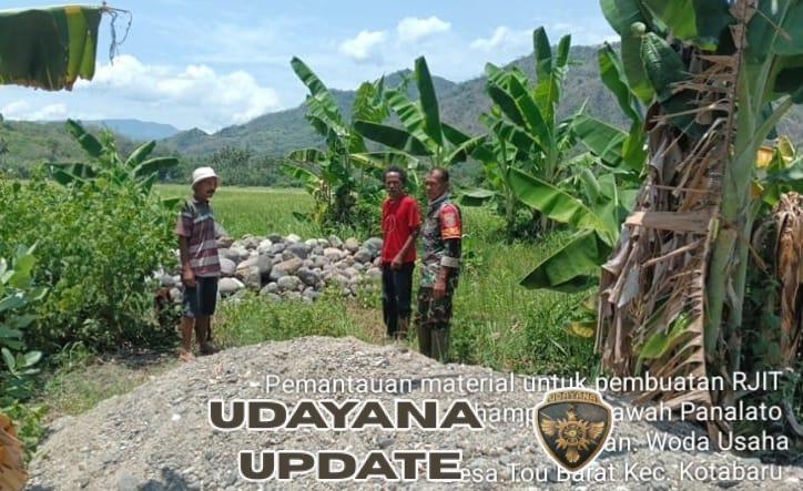 Babinsa Maurole Dampingi Kelompok Tani Woda Usaha Awasi Pendropingan Material Irigasi