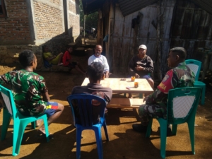 Babinsa Detusoko Laksanakan Komsos dan Pemantauan Wilayah di Desa Lisekuru