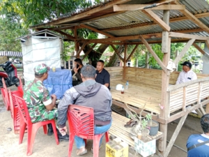 Babinsa Koramil 1602-01/Ende Lakukan Komsos dan Pantau Lokasi Koperasi Merah Putih di Raterua