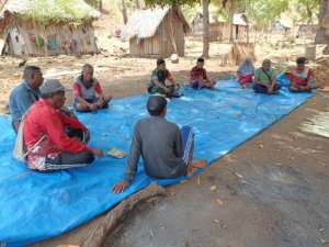 Babinsa Koramil 1624-04/Omesuri Pantau Situasi di Desa Rumang, Tekankan Waspada dan Kerukunan