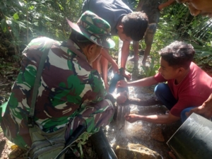 Wujud Kepedulian Babinsa Karera, Bantu Warga Atasi Saluran Air Bersih yang Tersumbat