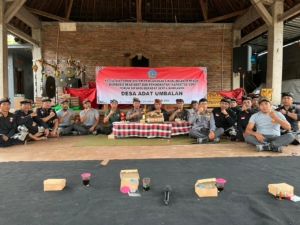 Babinsa Desa Yangapi Hadiri Kegiatan Forum Pengamanan Lingkungan Terpadu di Desa Adat Umbalan