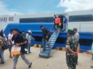 Babinsa Koramil 1627-01/Ba’a Laksanakan Pemantauan Arus Penumpang di Pelabuhan Ba’a