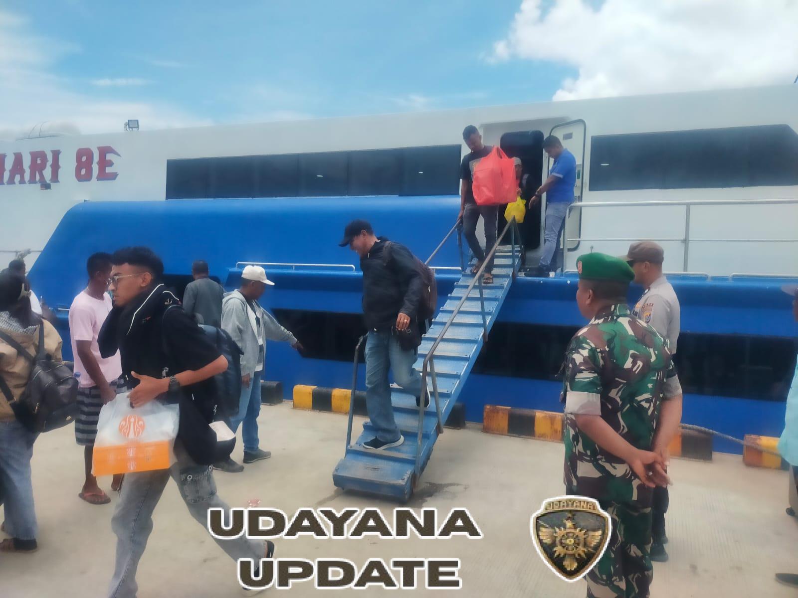 Babinsa Koramil 1627-01/Ba’a Laksanakan Pemantauan Arus Penumpang di Pelabuhan Ba’a