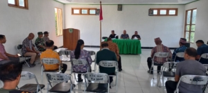 Serka Samsudin Tekankan Pentingnya Pembentukan Desa Persiapan untuk Percepatan Pembangunan  Babinsa Koramil 1630-03/Macang Pacar Hadiri Sosialisasi Ranperda Pembentukan Desa Persiapan  TNI Dukung Pemerintah Daerah dalam Penyusunan Ranperda Pembentukan Desa Persiapan di Macang Pacar  Koramil 1630-03/Macang Pacar Kawal Proses Sosialisasi Ranperda Pembentukan Desa Persiapan di Kecamatan Macang Pacar  Macang Pacar, 7 November 2025 – Anggota Koramil 1630-03/Macang Pacar, Serka Samsudin, menghadiri kegiatan Sosialisasi Penyusunan Rancangan Peraturan Daerah (Ranperda) tentang pembentukan Desa Persiapan yang diselenggarakan di Aula Kantor Kecamatan Macang Pacar, Kabupaten Manggarai Barat.  Kegiatan sosialisasi ini dilaksanakan oleh Pemerintah Kecamatan Macang Pacar sebagai tindak lanjut dari program Pemerintah Kabupaten Manggarai Barat dalam upaya memperkuat tata kelola pemerintahan desa serta mendorong percepatan pembangunan di wilayah pedesaan.  Dalam kegiatan tersebut, pihak kecamatan menjelaskan bahwa Ranperda pembentukan Desa Persiapan bertujuan untuk mempersiapkan pemekaran desa secara terencana dan sesuai ketentuan perundang-undangan. Langkah ini diharapkan dapat meningkatkan pelayanan publik dan memperpendek rentang kendali pemerintahan hingga ke tingkat masyarakat paling bawah.  Babinsa Serka Samsudin menyampaikan bahwa kehadirannya dalam kegiatan tersebut merupakan bentuk dukungan TNI terhadap kebijakan pemerintah daerah dalam memperkuat struktur pemerintahan desa.  Kegiatan sosialisasi berjalan dengan lancar, penuh semangat partisipatif dari seluruh peserta yang hadir, baik dari unsur pemerintahan desa, tokoh masyarakat, maupun pihak terkait lainnya.