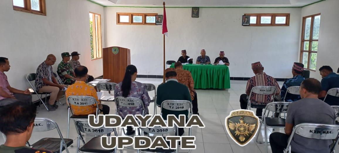 Serka Samsudin Tekankan Pentingnya Pembentukan Desa Persiapan untuk Percepatan Pembangunan Babinsa Koramil 1630-03/Macang Pacar Hadiri Sosialisasi Ranperda Pembentukan Desa Persiapan TNI Dukung Pemerintah Daerah dalam Penyusunan Ranperda Pembentukan Desa Persiapan di Macang Pacar Koramil 1630-03/Macang Pacar Kawal Proses Sosialisasi Ranperda Pembentukan Desa Persiapan di Kecamatan Macang Pacar Macang Pacar, 7 November 2025 – Anggota Koramil 1630-03/Macang Pacar, Serka Samsudin, menghadiri kegiatan Sosialisasi Penyusunan Rancangan Peraturan Daerah (Ranperda) tentang pembentukan Desa Persiapan yang diselenggarakan di Aula Kantor Kecamatan Macang Pacar, Kabupaten Manggarai Barat. Kegiatan sosialisasi ini dilaksanakan oleh Pemerintah Kecamatan Macang Pacar sebagai tindak lanjut dari program Pemerintah Kabupaten Manggarai Barat dalam upaya memperkuat tata kelola pemerintahan desa serta mendorong percepatan pembangunan di wilayah pedesaan. Dalam kegiatan tersebut, pihak kecamatan menjelaskan bahwa Ranperda pembentukan Desa Persiapan bertujuan untuk mempersiapkan pemekaran desa secara terencana dan sesuai ketentuan perundang-undangan. Langkah ini diharapkan dapat meningkatkan pelayanan publik dan memperpendek rentang kendali pemerintahan hingga ke tingkat masyarakat paling bawah. Babinsa Serka Samsudin menyampaikan bahwa kehadirannya dalam kegiatan tersebut merupakan bentuk dukungan TNI terhadap kebijakan pemerintah daerah dalam memperkuat struktur pemerintahan desa. Kegiatan sosialisasi berjalan dengan lancar, penuh semangat partisipatif dari seluruh peserta yang hadir, baik dari unsur pemerintahan desa, tokoh masyarakat, maupun pihak terkait lainnya.