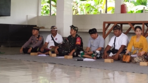 Sinergi Babinsa Dan Desa Adat, Kopda Kadek Agus Hadiri Paruman Adat Desa Adat Gelgel
