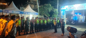 Aparat TNI Dan Polri Di Nusa Penida Gelar Apel Kesiapan Pengamanan Malam Penutupan Nusa Penida Festival  Jelang Pengamanan Malam Penutupan NPF Ke 8, Koramil, Pos AL Dan Polsek Nusa Penida Cek Kesiapan Melalui Apel Pengecekan    Gelar Apel Pengecekan, Aparat TNI Dan Polri Di Nusa Penida Pastikan Kesiapan Personel  Aparat TNI Dan Polri Di Nusa penida Siap Amankan Malam Penutupan Nusa Penida Festival   Klungkung,- Dalam rangka menjaga keamanan, ketertiban dan kelancaran rangkaian Malam Penutupan Nusa Penida Festival 2025, aparat gabungan TNI Polri di Kecamatan Nusa Penida melaksanakan kegiatan apel pengecekan personel, Minggu ( 09/11/25 ).  Kegiatan apel tersebut digelar di Desa Batununggul, Kecamatan Nusa Penida yang dipimpin oleh Kanit Lantas Polsek Nusa Penida yang dihadiri oleh personel  Koramil, Pos AL dan  Polsek Nusa Penida.  Sertu Nursam Muliadi anggota Koramil Nusa Penida yang ikut serta dalam apel pengecekan ini menyampaikan bahwa apel pengecekan ini dilaksanakan sebagai bentuk kesiapan kita dalam pengamanan rangkaian kegiatan Malam Penutupan Nusa Penida Festival 2025.  Hari ini, Nusa Penida Festival Ke 8 tahun 2025 akan ditutup. Acara penutupan inipun akan diwarnai dengan berbagai acara hiburan.  Kegiatan malam  ini pastinya akan melibatkan banyak warga, untuk memastikan seluruh  rangkaian kegiatan Malam Penutupan Nusa Penida Festival 2025 berjalan aman dan lancar, aparat TNI Polri akan bersinergi untuk memberikan pengamanan ketat,”lanjutnya.  Dalam apel pengecekan ini, beberapa titik pengamanan sudah disampaikan dan dibagi. Semoga seluruh kegiatan dapat berjalan sesuai rencana dan sukses,”imbuhnya. ( pendim 1610/Klungkung ).