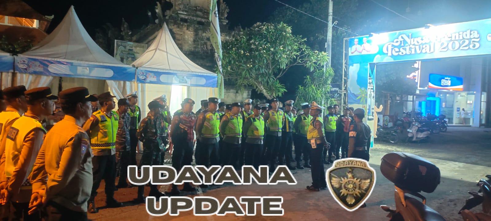 Aparat TNI Dan Polri Di Nusa Penida Gelar Apel Kesiapan Pengamanan Malam Penutupan Nusa Penida Festival  Jelang Pengamanan Malam Penutupan NPF Ke 8, Koramil, Pos AL Dan Polsek Nusa Penida Cek Kesiapan Melalui Apel Pengecekan    Gelar Apel Pengecekan, Aparat TNI Dan Polri Di Nusa Penida Pastikan Kesiapan Personel  Aparat TNI Dan Polri Di Nusa penida Siap Amankan Malam Penutupan Nusa Penida Festival   Klungkung,- Dalam rangka menjaga keamanan, ketertiban dan kelancaran rangkaian Malam Penutupan Nusa Penida Festival 2025, aparat gabungan TNI Polri di Kecamatan Nusa Penida melaksanakan kegiatan apel pengecekan personel, Minggu ( 09/11/25 ).  Kegiatan apel tersebut digelar di Desa Batununggul, Kecamatan Nusa Penida yang dipimpin oleh Kanit Lantas Polsek Nusa Penida yang dihadiri oleh personel  Koramil, Pos AL dan  Polsek Nusa Penida.  Sertu Nursam Muliadi anggota Koramil Nusa Penida yang ikut serta dalam apel pengecekan ini menyampaikan bahwa apel pengecekan ini dilaksanakan sebagai bentuk kesiapan kita dalam pengamanan rangkaian kegiatan Malam Penutupan Nusa Penida Festival 2025.  Hari ini, Nusa Penida Festival Ke 8 tahun 2025 akan ditutup. Acara penutupan inipun akan diwarnai dengan berbagai acara hiburan.  Kegiatan malam  ini pastinya akan melibatkan banyak warga, untuk memastikan seluruh  rangkaian kegiatan Malam Penutupan Nusa Penida Festival 2025 berjalan aman dan lancar, aparat TNI Polri akan bersinergi untuk memberikan pengamanan ketat,”lanjutnya.  Dalam apel pengecekan ini, beberapa titik pengamanan sudah disampaikan dan dibagi. Semoga seluruh kegiatan dapat berjalan sesuai rencana dan sukses,”imbuhnya. ( pendim 1610/Klungkung ).