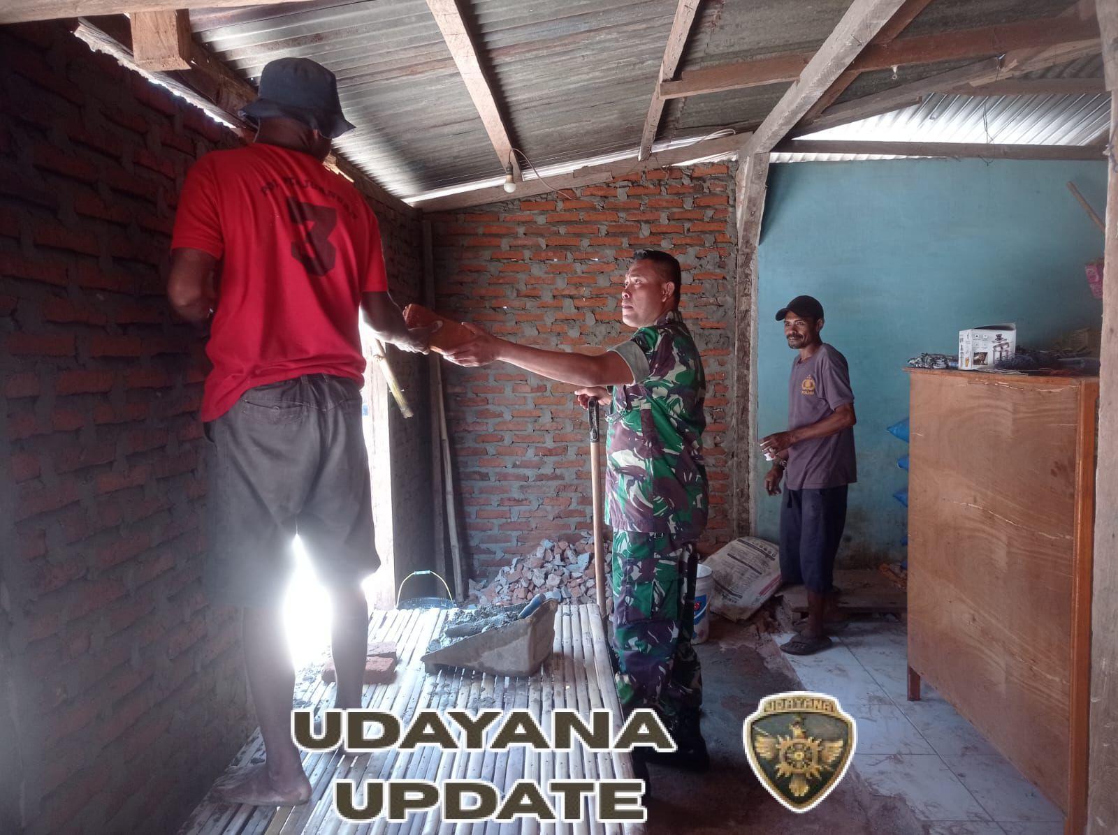 Babinsa Pantar Timur Jalin Komsos Sambil Bantu Pembangunan Rumah Warga