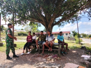 Kopda Maximus Busoin Jalin Keakraban dengan Warga Desa Lemon Lewat Komsos