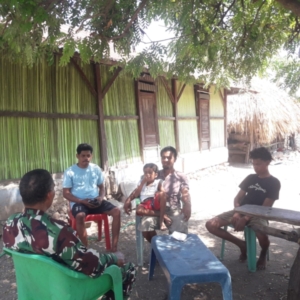 Babinsa Koramil 1618-06/Bian Pererat Silaturahmi Lewat Anjangsana di Desa Oemanu