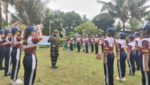 Sinergi TNI-Polri Latih Siswa SMPN 6 Singaraja Tingkatkan Kedisiplinan di Lalangan Desa Sawan