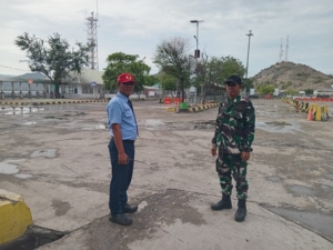 Babinsa Koramil 1628-04/Poto Tano Amankan Aktivitas di Pelabuhan Penyeberangan, Ciptakan Suasana Kondusif