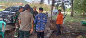 Babinsa Desa Lamusung Aktif Jalin Komsos dengan BPBD Demi Keselamatan Warga di Musim Hujan