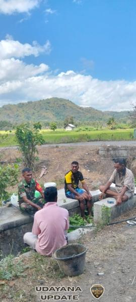 Babinsa Koramil Maurole Jaga Kamtibmas dan Pererat Silaturahmi dengan Warga Desa Ranokolo
