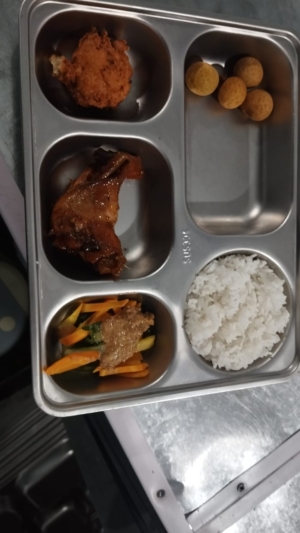 Ribuan Siswa di Rote Timur Nikmati Program Makanan Bergizi, Babinsa Pastikan Kegiatan Berjalan Lancar