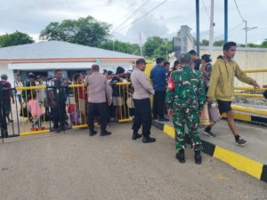 Babinsa Koramil 1627-02/Pantai Baru Laksanakan Pengamanan Keberangkatan Kapal KM Garda Maritim 3 di Pelabuhan Pantai Baru
