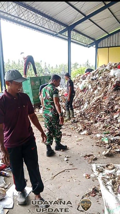 Babinsa Sertu Suwardi Cek TPS 3R di Mendoyo, Pastikan Pengelolaan Sampah Berjalan Optimal