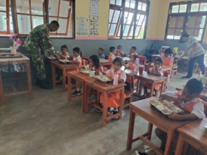 Babinsa Koramil 1627-02/Pantai Baru Dampingi Ribuan Pelajar Terima Makanan Bergizi Gratis