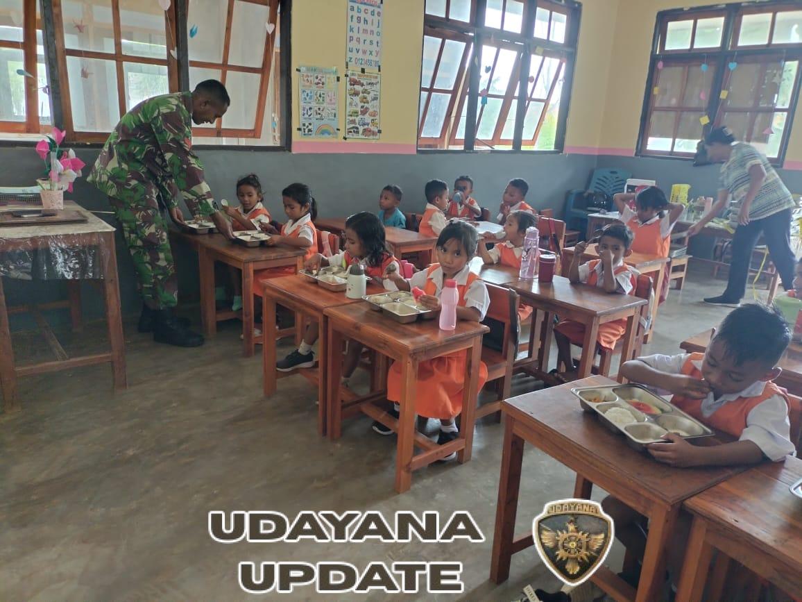 Babinsa Koramil 1627-02/Pantai Baru Dampingi Ribuan Pelajar Terima Makanan Bergizi Gratis