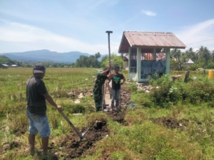 Babinsa Koramil Maurole Bersama Warga Bangun Saluran Irigasi, Tingkatkan Produktivitas Pertanian