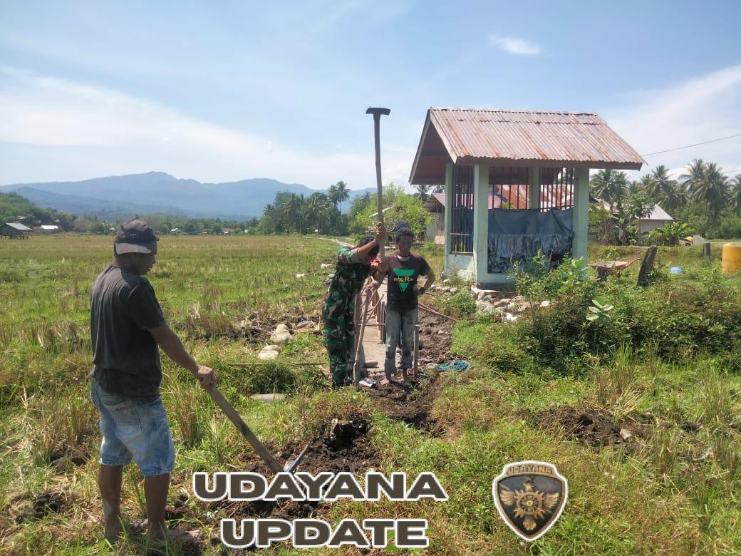 Babinsa Koramil Maurole Bersama Warga Bangun Saluran Irigasi, Tingkatkan Produktivitas Pertanian