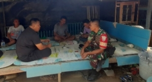 Babinsa Seteluk Tengah Intensifkan Komsos dan Pantau Kondisi Wilayah Binaan