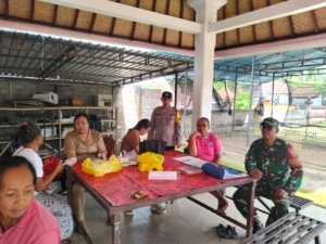 Babinsa Desa Sidan Dukung Peningkatan Derajat Kesehatan Masyarakat Lewat Pemantauan Posyandu Siklus Hidup
