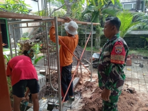 Wujudkan Kamtibmas Kondusif, Babinsa Beng Lakukan Komsos dengan Pekerja Proyek