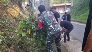 Babinsa Jehem Bersama Warga Gelar Aksi Bersih Jalan, Wujud Kepedulian Terhadap Lingkungan